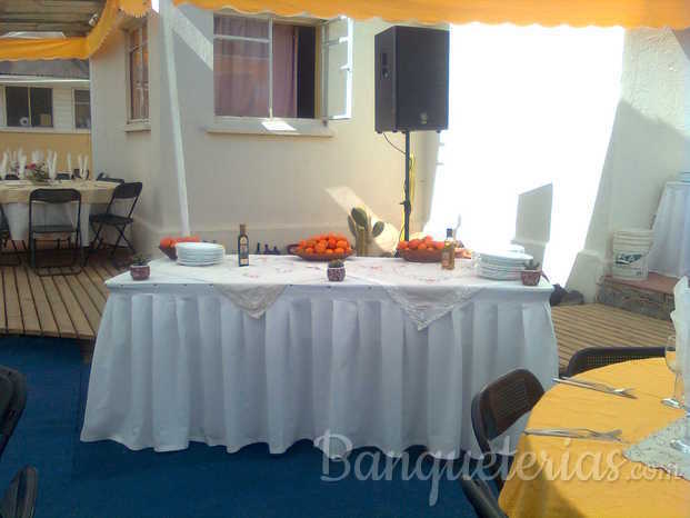 Buffet para matrimonio al aire libre en Quilpué con toldaje