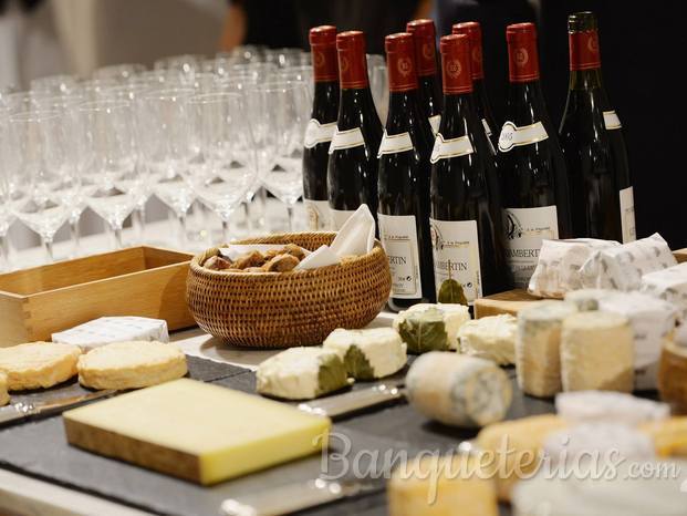 A-superb-Cheese-and-wine-offering-at-the-Samsung-event-in-store.jpg