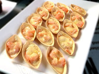 Canoas rellenas con camarones a la parmesana o chupe de salmón.