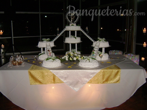 Presentación de torta para novios