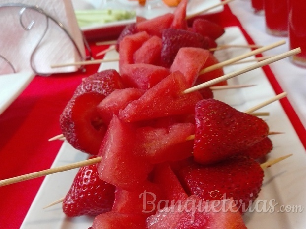 Brochetas de fruta fresca