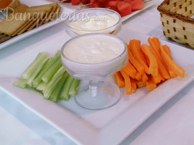 Picoteo sano, apio y zanahoria con salsas