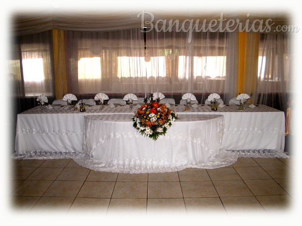 Mesa de novios y cascada de flores