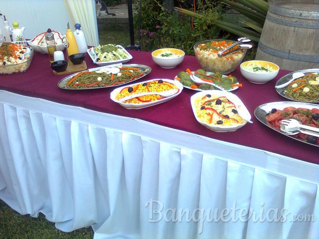 Mesón buffet de ensaladas en evento de bautizo