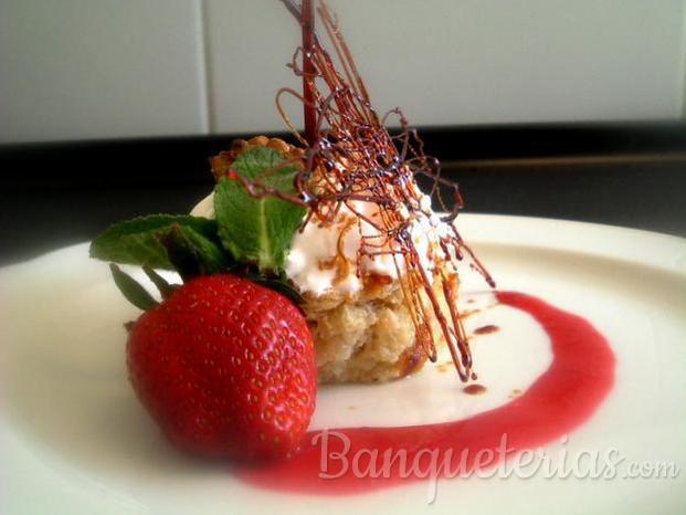 Postre mini tartaleta de fruta con crema de frutilla y caramelo