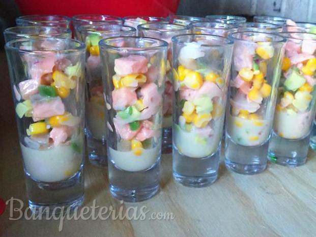 Shot de ceviche de salmón y camarones