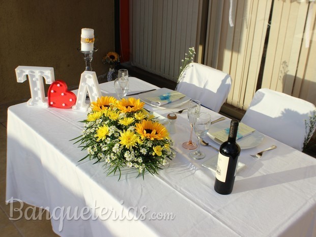 Mesa de los novios con sol de tarde.