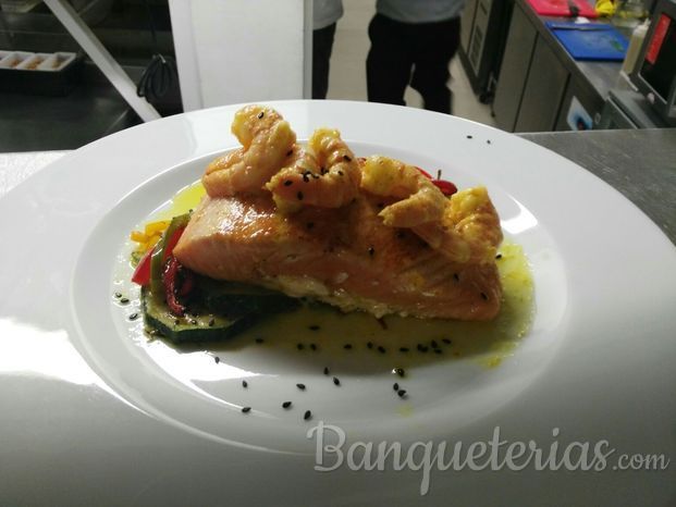 Salmón con camarones a la mantequilla de curry