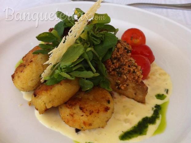 Atún en costra de frutos secos, polenta grillada, ensalada de berros