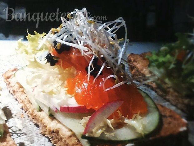 Crostini de salmón, brotes de temporada y verduras encurtidas