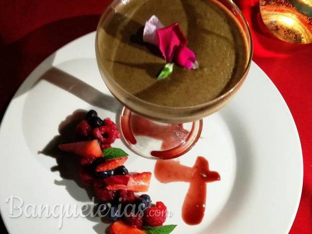 Mousse de chocolate, en salsa de berries y ragout de frutos silvestres