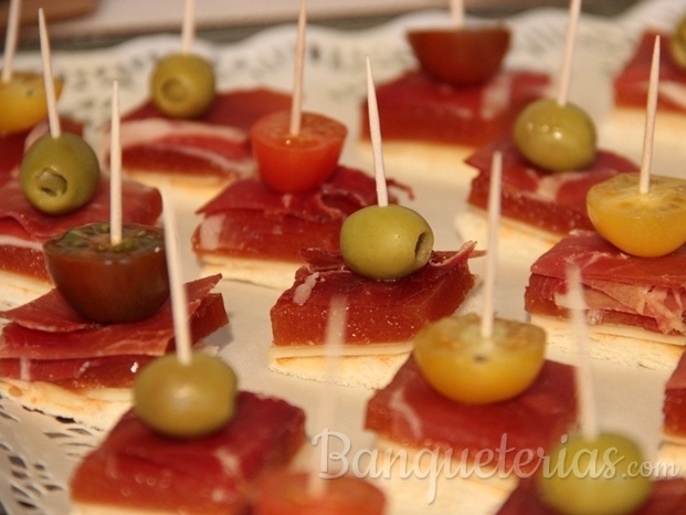 Canapé queso crema con jamón serrano