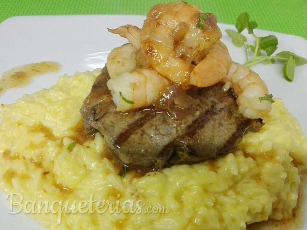 Filete de vacuno sobre risoto ahuancainado con camarones al ajillo