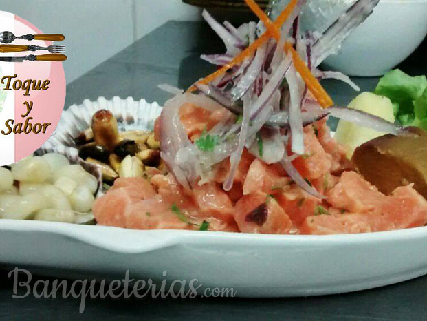 Ceviche de salmón con crema de rocoto