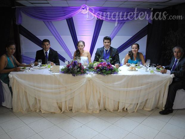 Matrimonio con decoración en tonos morados y lilas