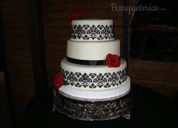 Torta de Bodas con damasco negro.