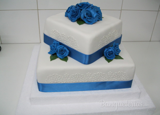 Torta de novios rosas azul rey