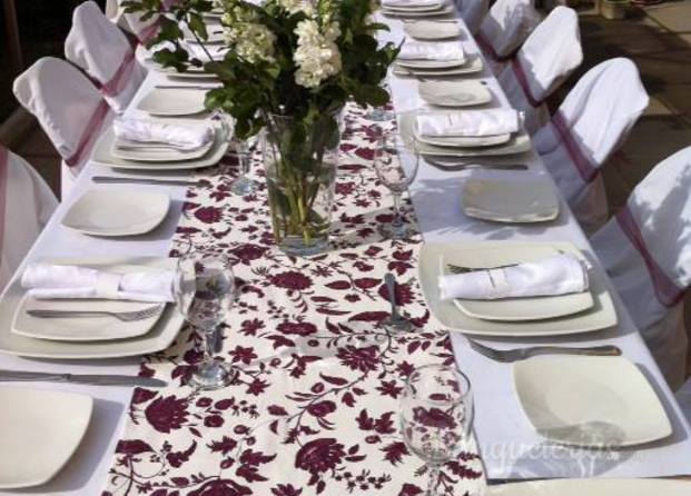 Montaje en mesa larga para matrimonio almuerzo