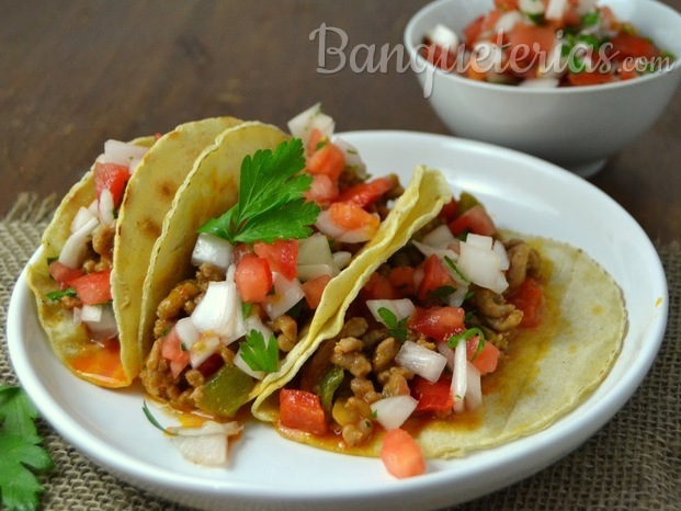 Los mejores tacos mexicanos con la salsa de la casa