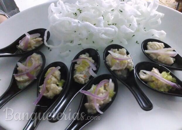 Ceviche en cucharitas de porcelana.