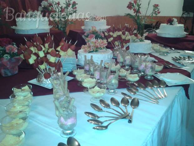 Buffet de postres de leche y frutas naturales