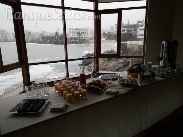 Coffee break del evento Premiación del concurso de microrelatos de INJUV en castillo Wulff, Viña.