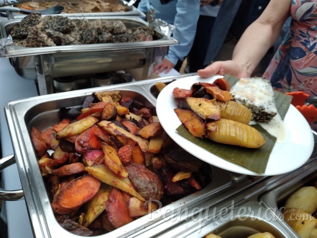 Exquisito Buffet : Atún / Carnes / verduras asadas