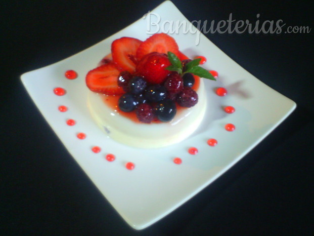 Panna cotta con frutos rojos