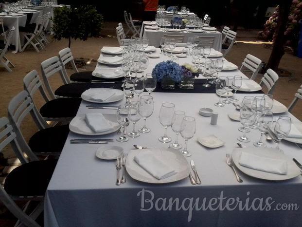 Montaje con sillas blancas