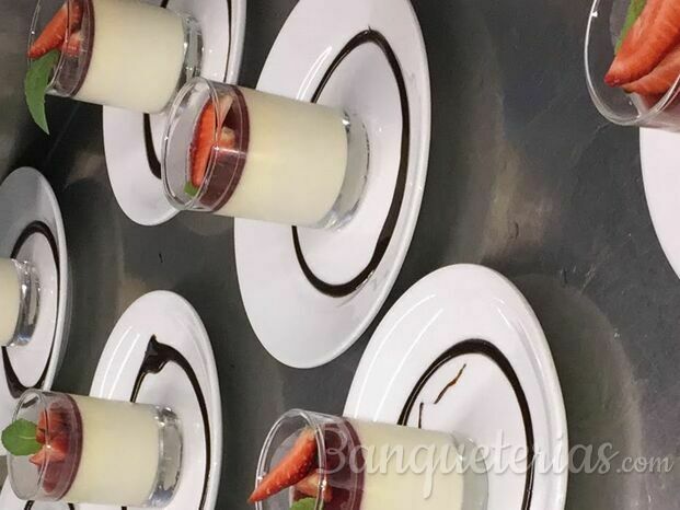 Panacotta de vainilla y frutos rojos. 