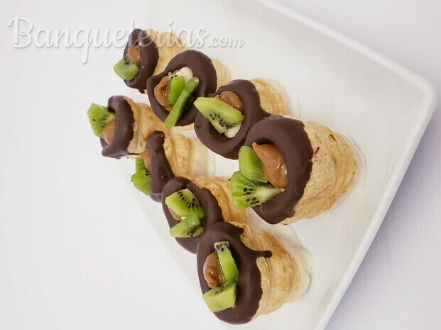 Vol Au vent rellenos de manjar con cobertura de chocolate y decorado con kiwi