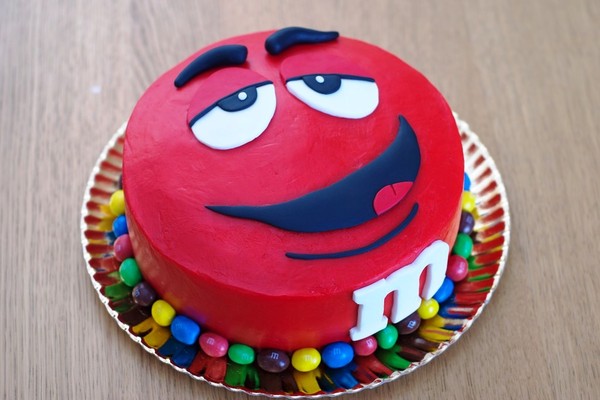 ¿Cuánto sale una torta con la forma de los M&M?